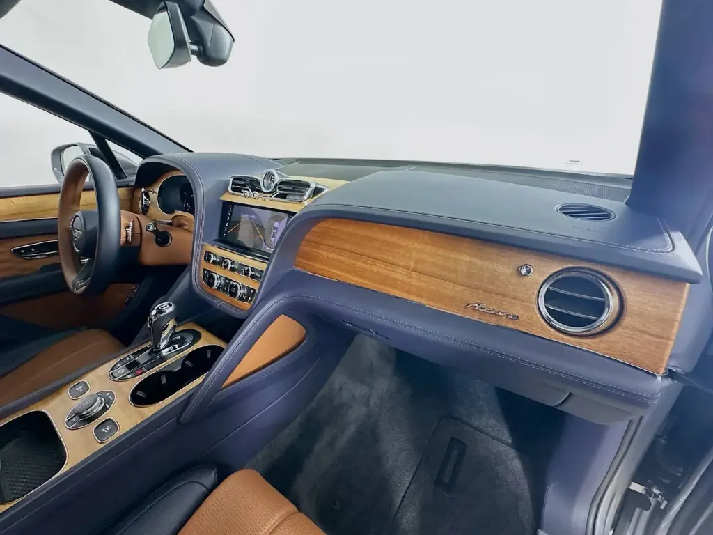 Image for 2023 Bentayga EWB Azure V8 at position 2