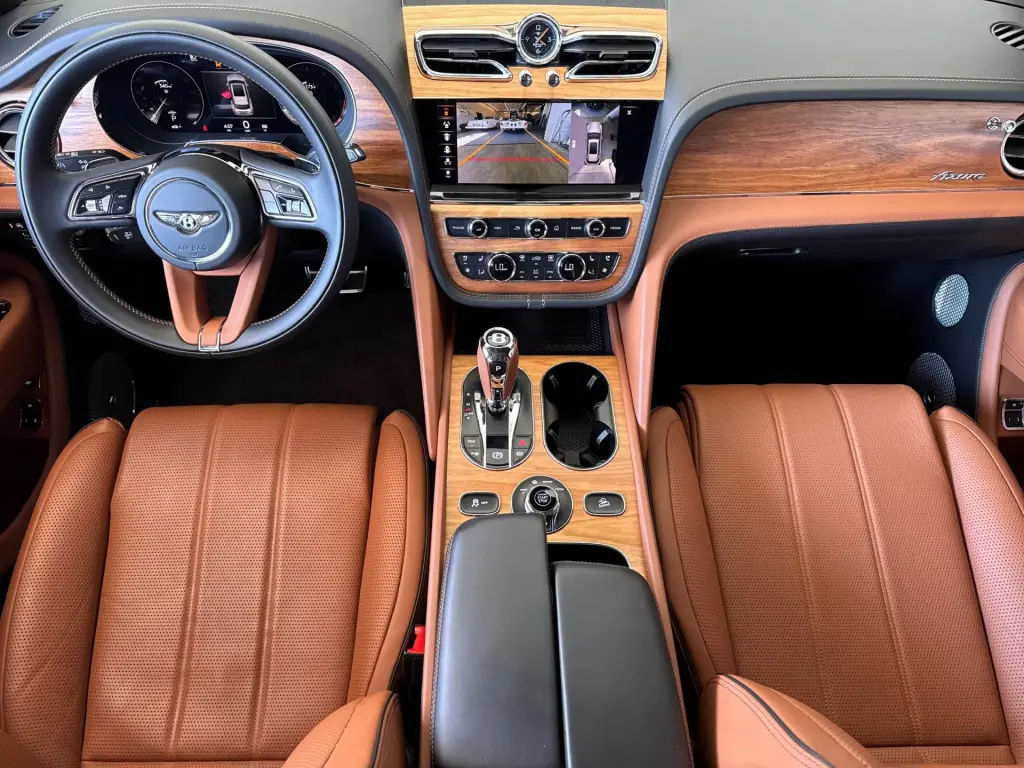 Image for 2023 Bentayga EWB Azure V8 at position 4