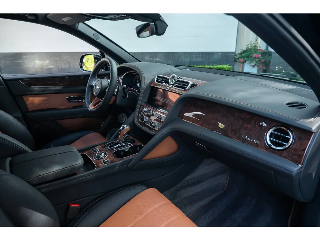 Image for 2025 Bentayga EWB Azure V8 at position 2