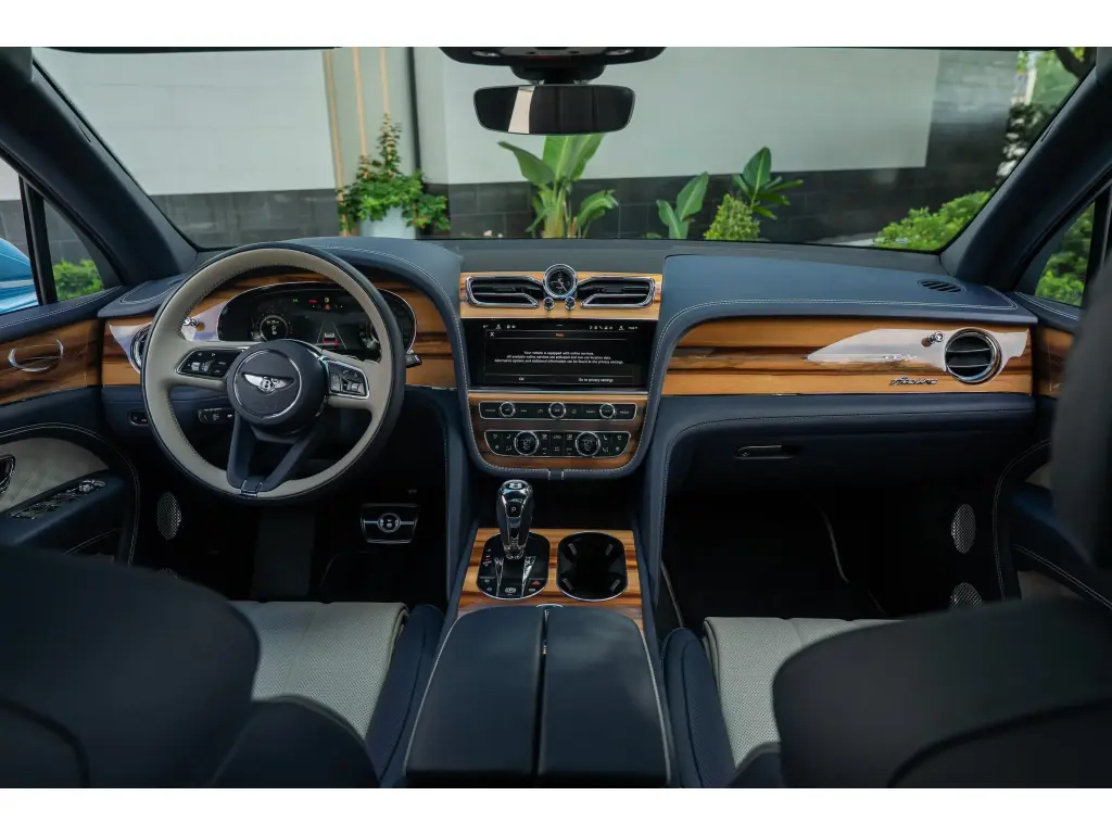 Image for 2025 Bentayga EWB Azure V8 at position 4