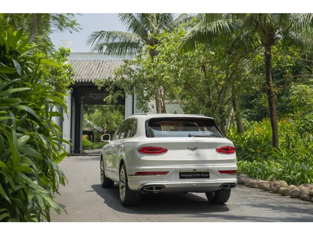 Image for 2026 Bentayga EWB Azure V8 at position 3