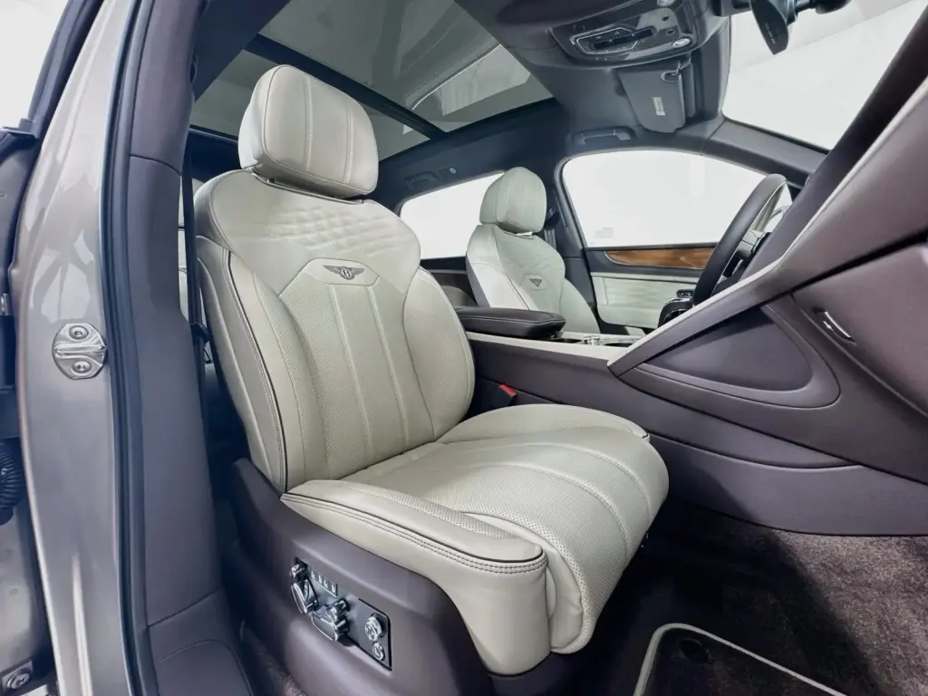 2026 Bentayga EWB Azure V8 vehicle image