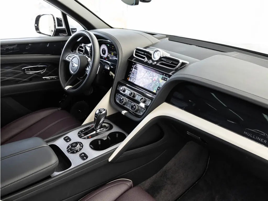 2025 Bentayga EWB Mulliner V8 vehicle image