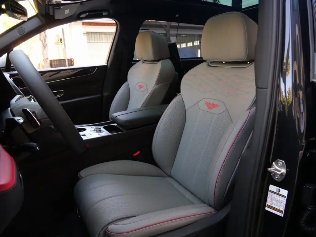 Image for 2025 Bentayga EWB Mulliner V8 at position 2