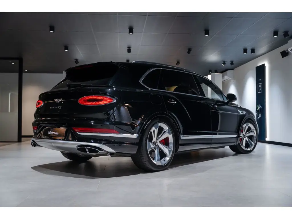 Image for 2023 Bentayga EWB V8 at position 3