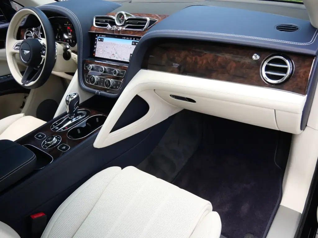 Image for 2023 Bentayga EWB V8 at position 2