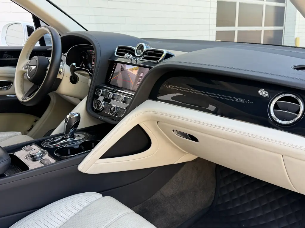 Image for 2023 Bentayga EWB V8 at position 2