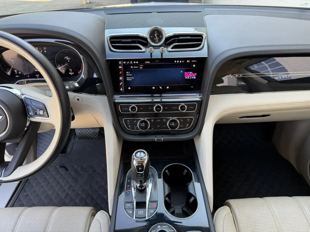 Image for 2023 Bentayga EWB V8 at position 4