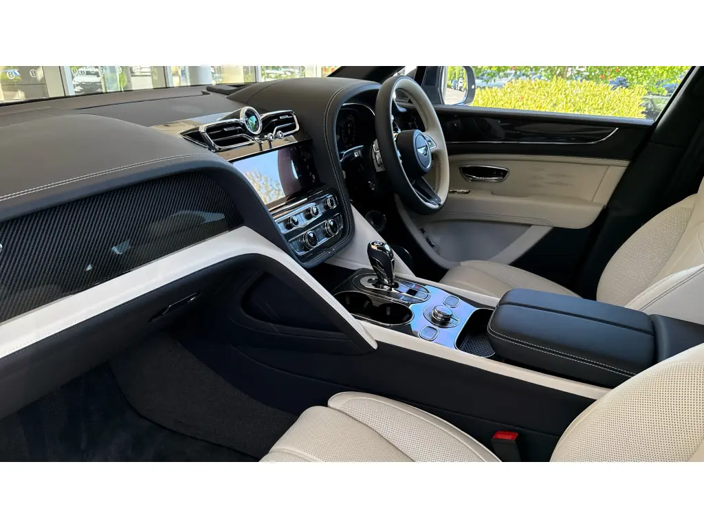 Image for 2025 Bentayga EWB V8 at position 2