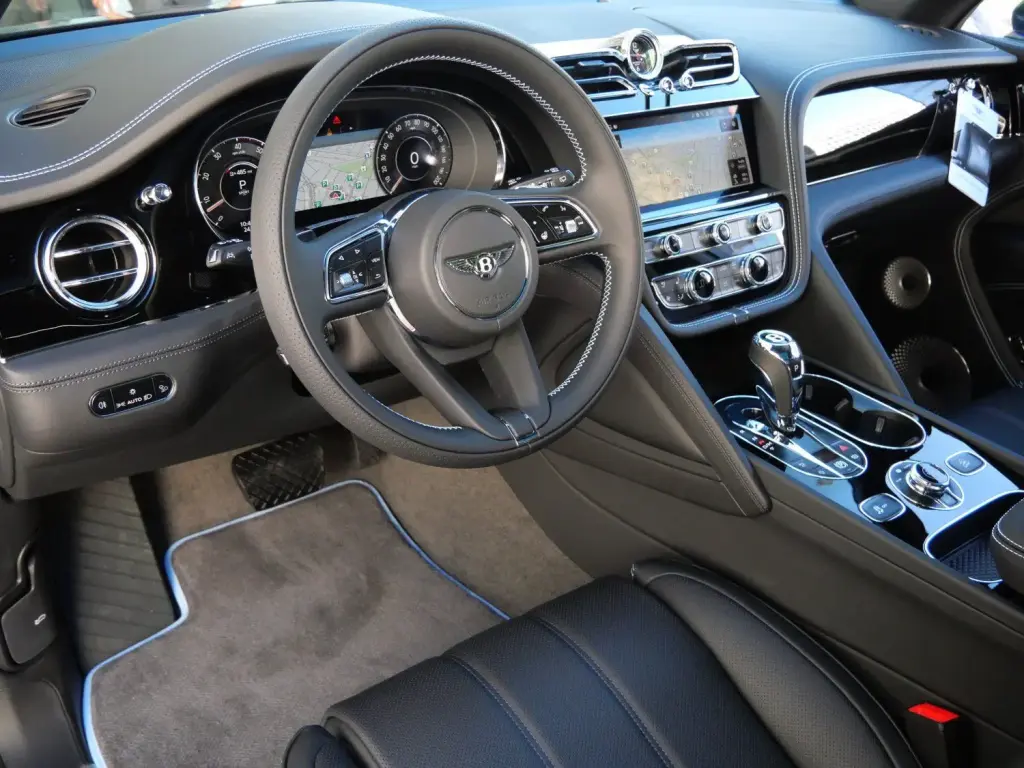 Image for 2025 Bentayga EWB V8 at position 2