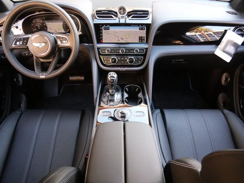 Image for 2025 Bentayga EWB V8 at position 4
