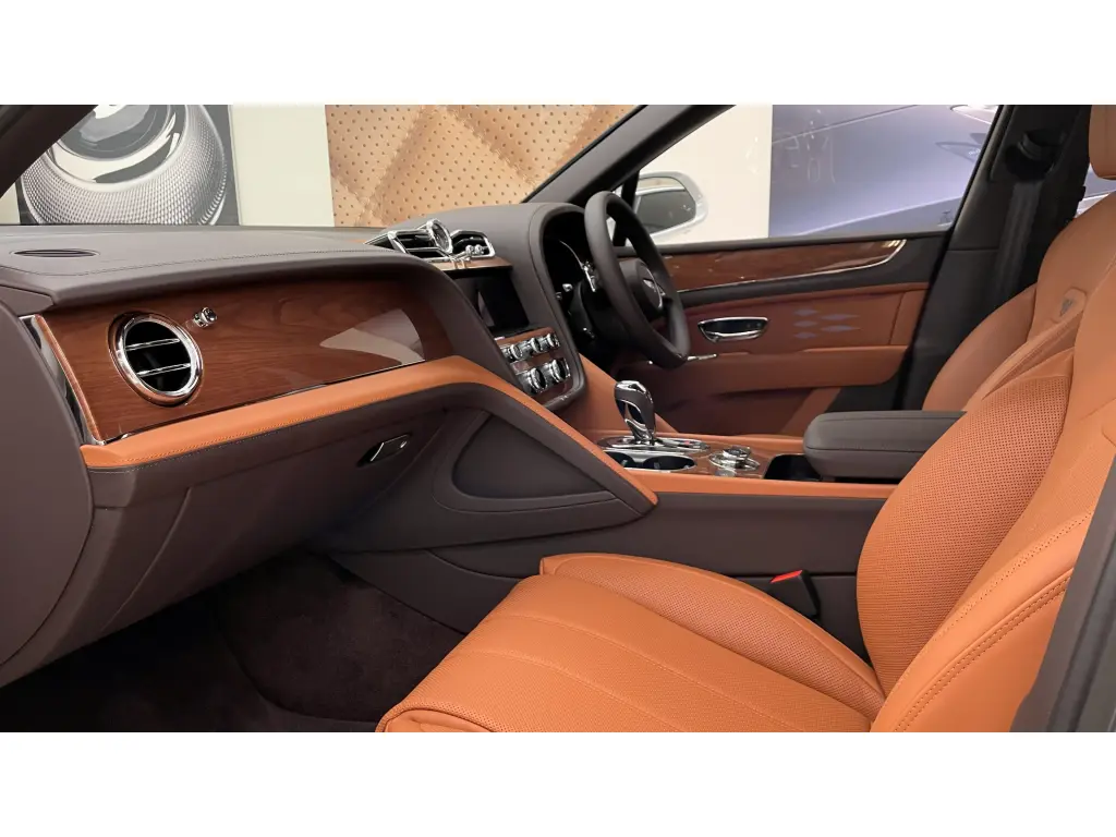 Image for 2025 Bentayga EWB V8 at position 2