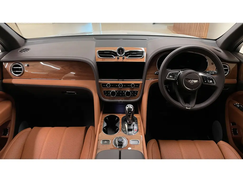 Image for 2025 Bentayga EWB V8 at position 4