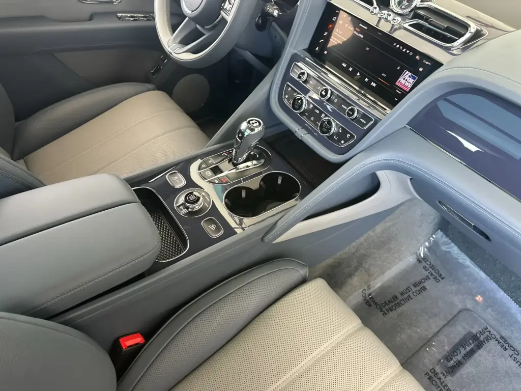 Image for 2026 Bentayga EWB V8 at position 2