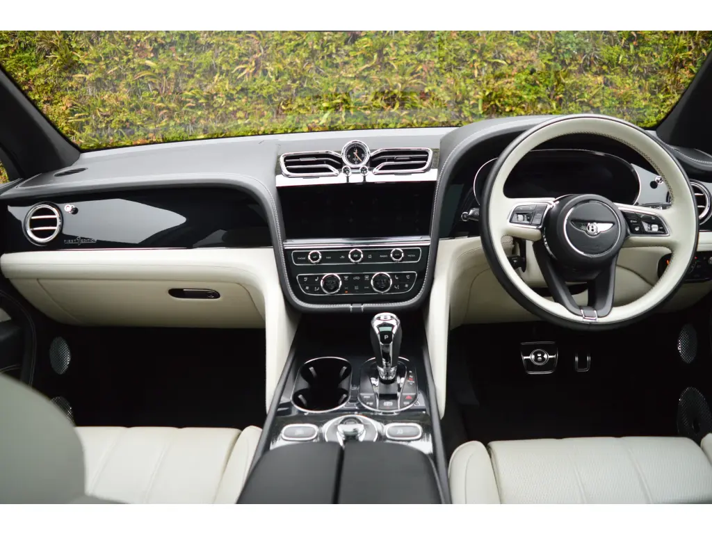 Image for 2021 Bentayga First Edition V6 Hybrid at position 4