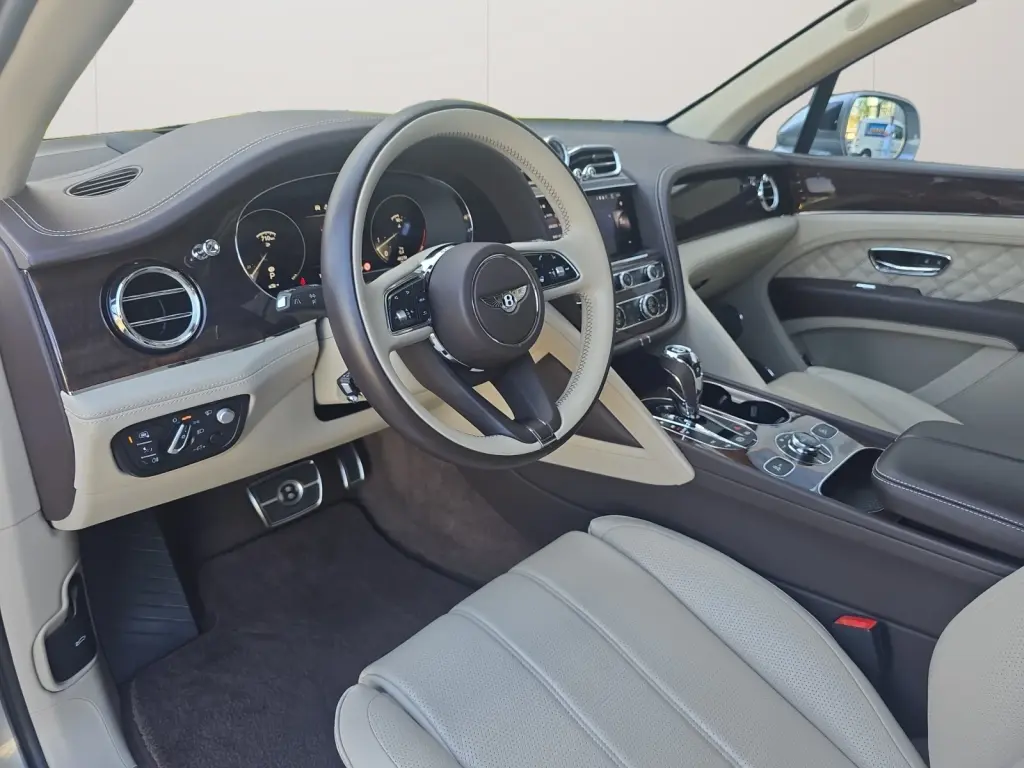 Image for 2021 Bentayga First Edition V8 at position 2