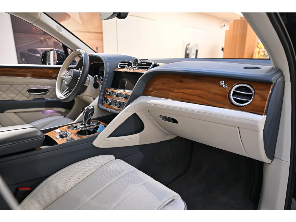 Image for 2021 Bentayga First Edition V8 at position 4