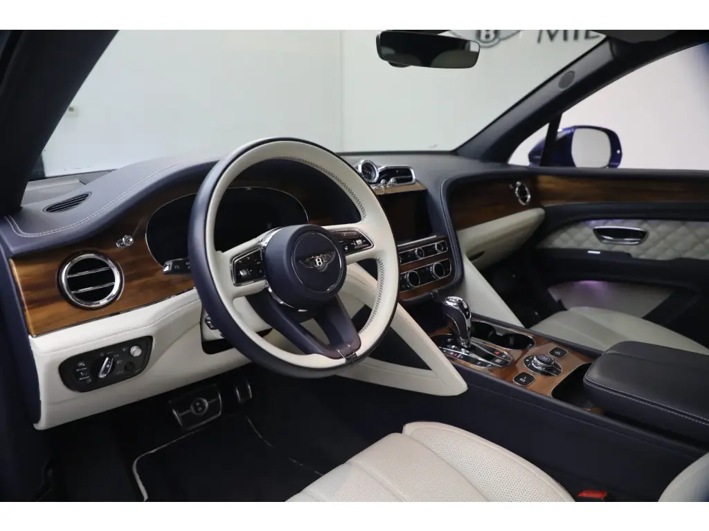 Image for 2022 Bentayga First Edition V8 at position 4