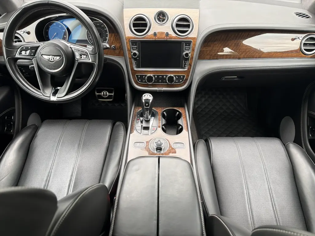 Image for 2018 Bentayga Onyx W12 at position 4