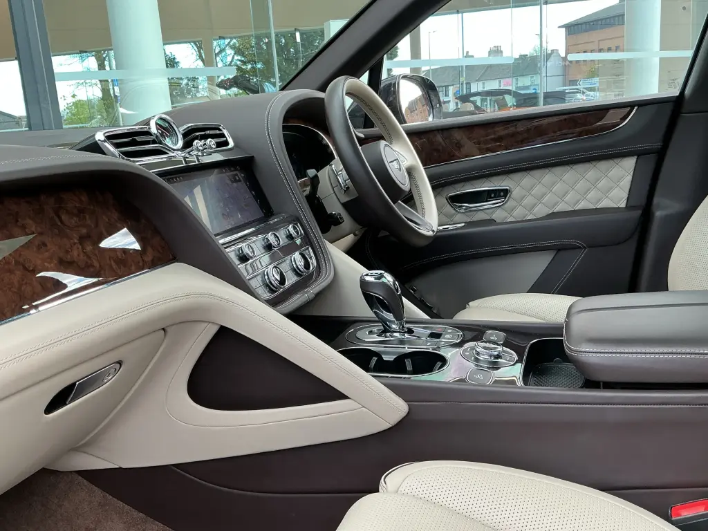 Image for 2022 Bentayga V6 Hybrid at position 2