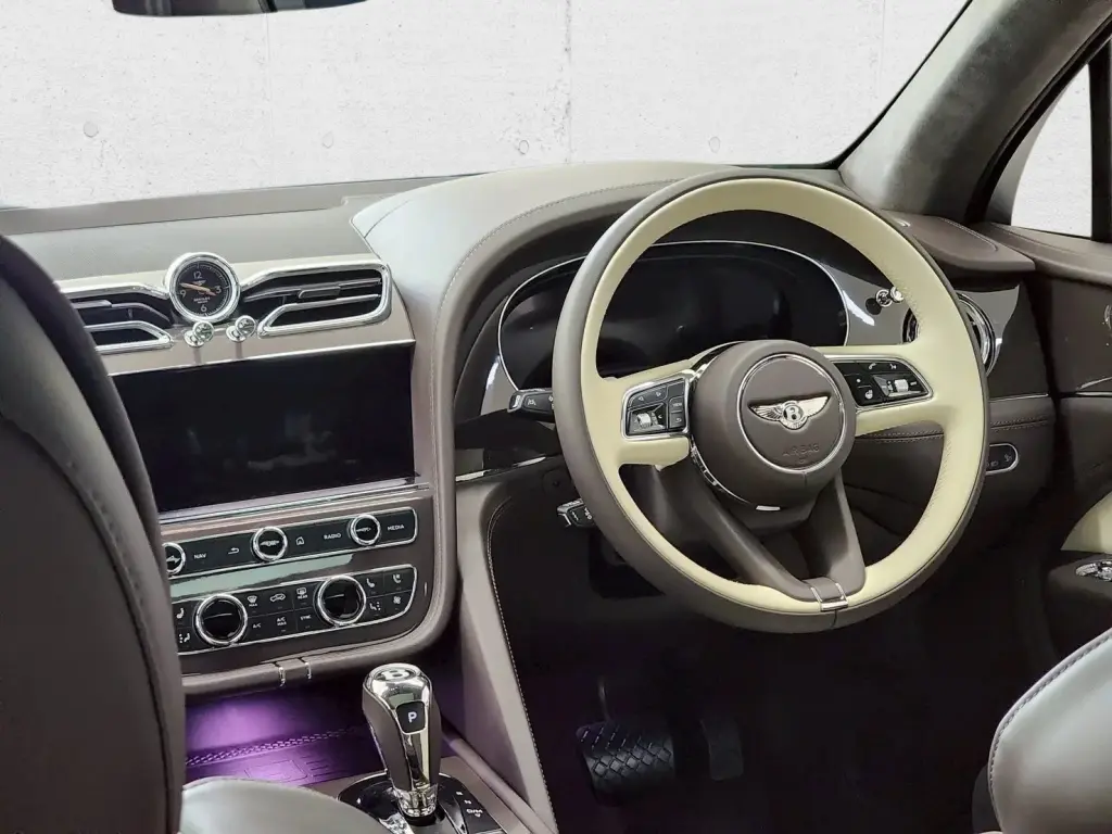Image for 2025 Bentayga V6 Hybrid at position 4
