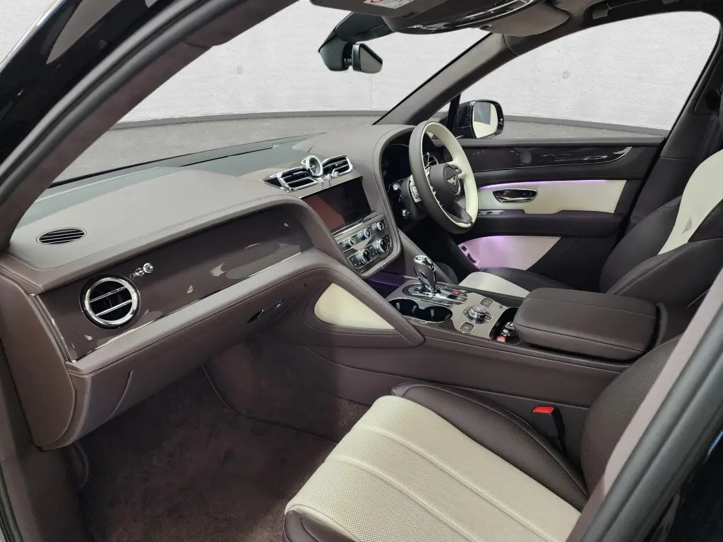 Image for 2025 Bentayga V6 Hybrid at position 2