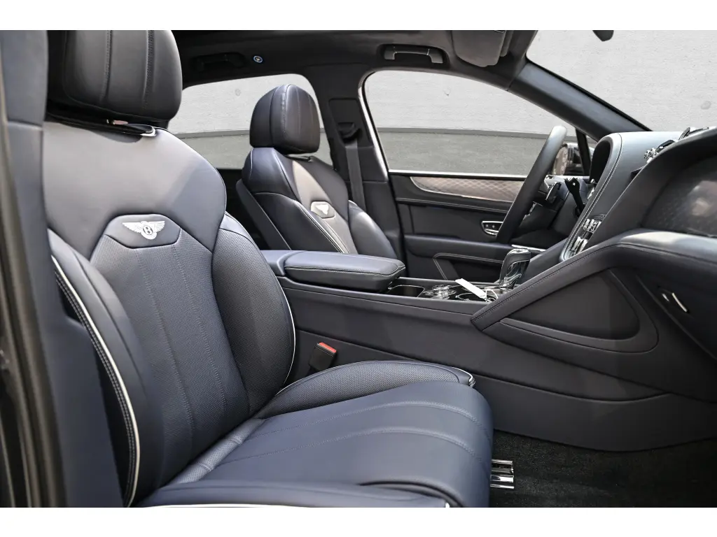 Image for 2026 Bentayga V6 Hybrid at position 2