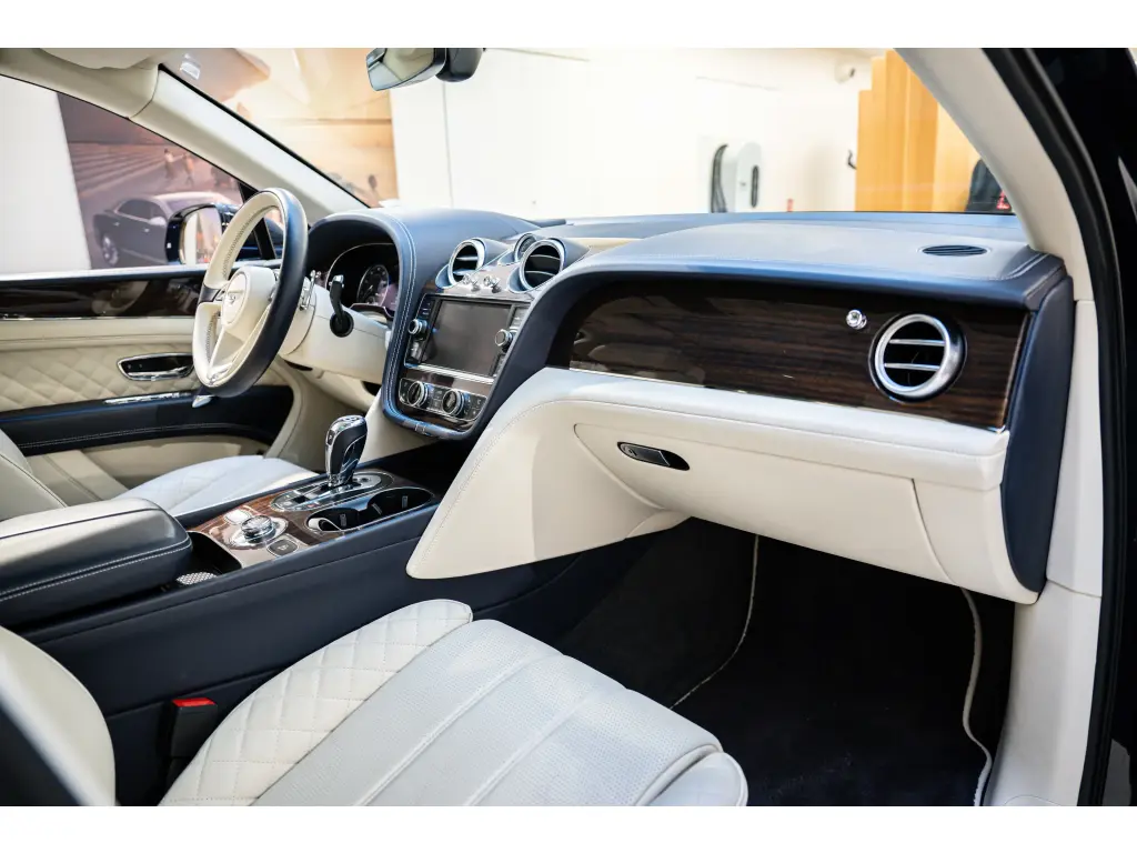 Image for 2020 Bentayga V8 at position 4