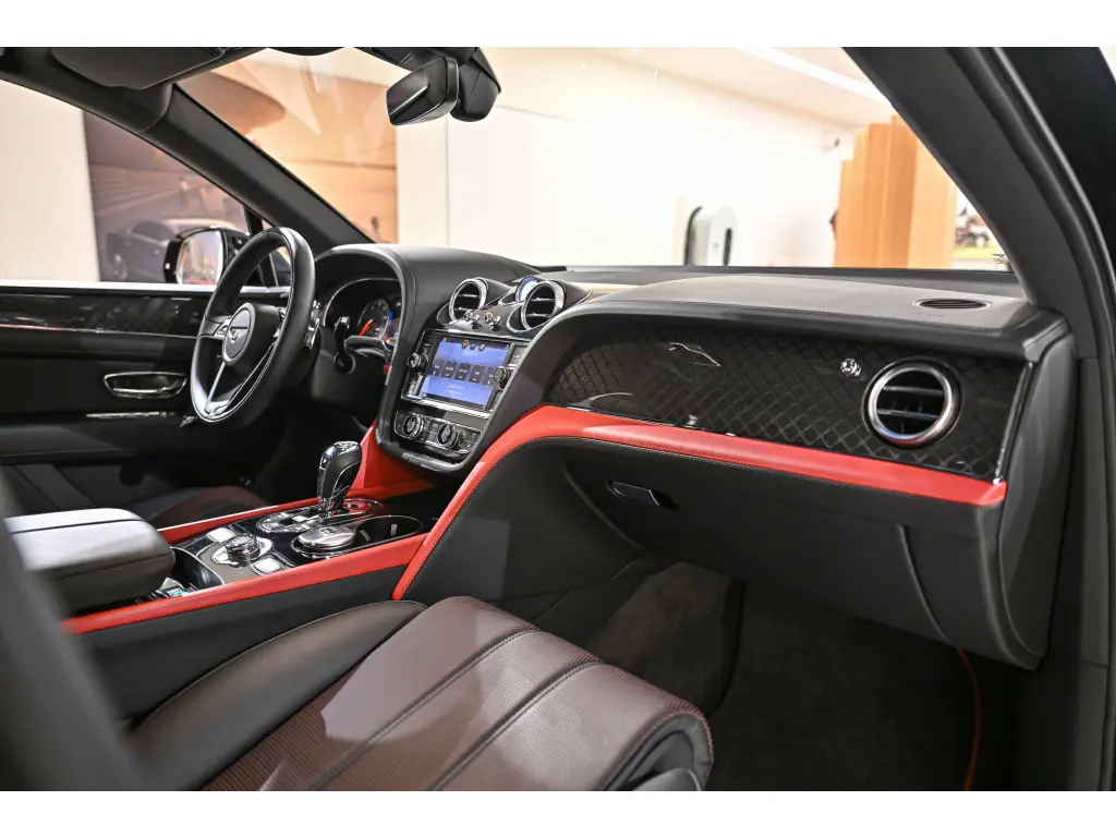 Image for 2020 Bentayga V8 Design Series at position 4