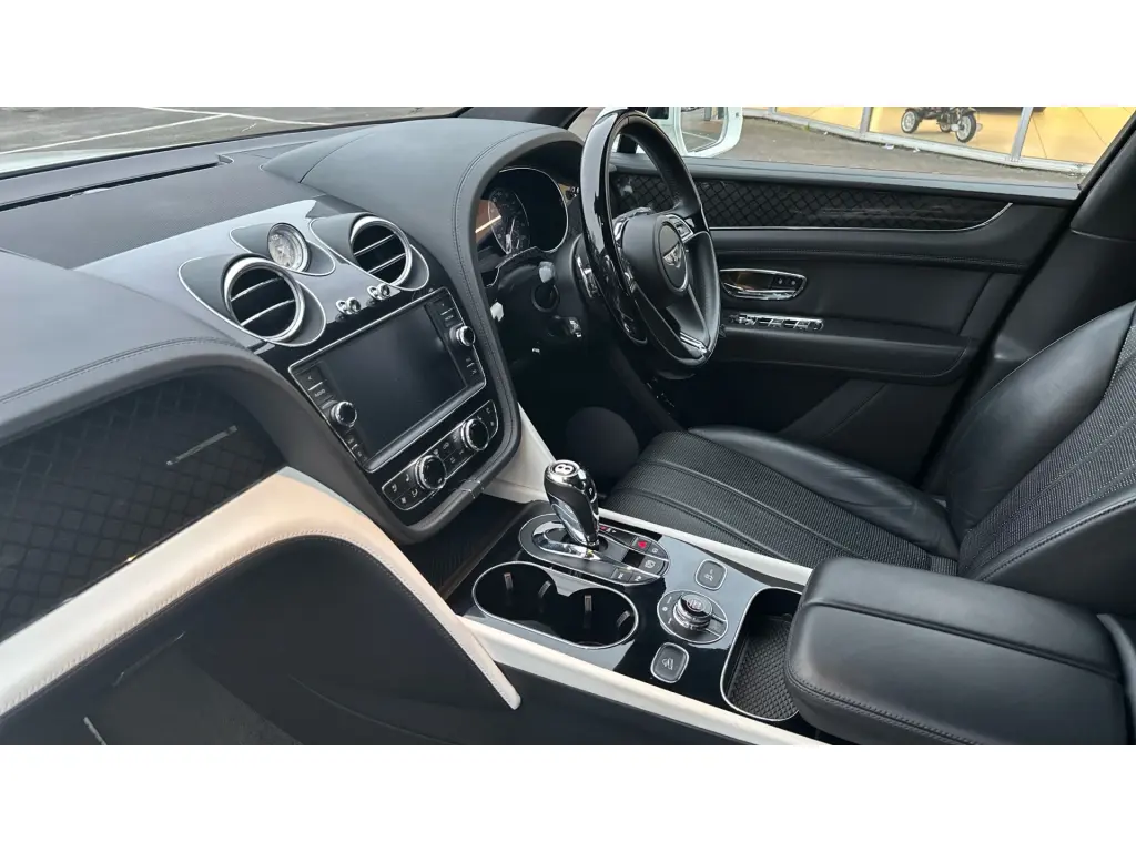 Image for 2020 Bentayga V8 Design Series at position 2