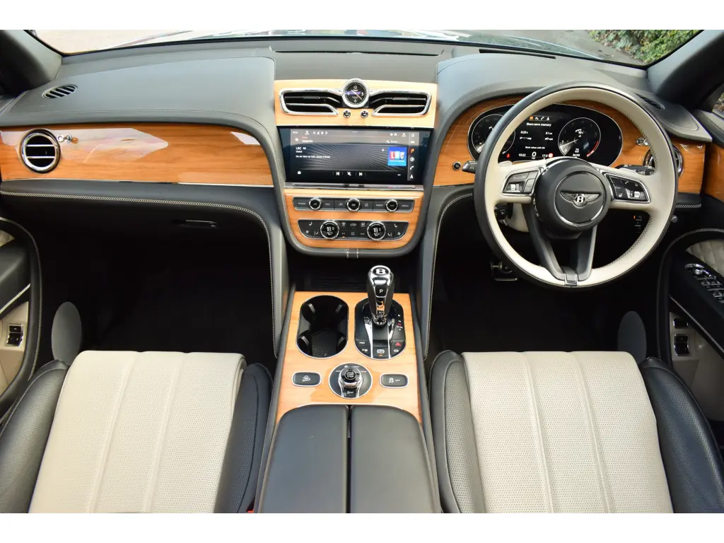 Image for 2021 Bentayga V8 at position 4