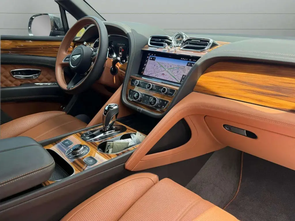 Image for 2021 Bentayga V8 at position 2