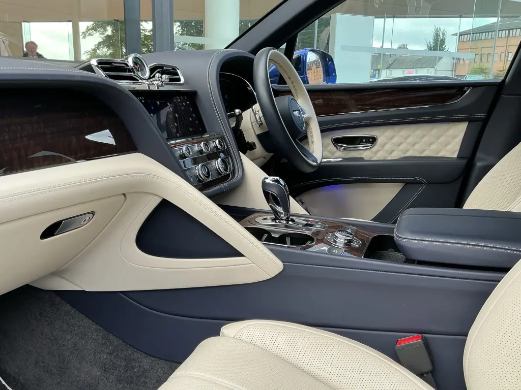 Image for 2022 Bentayga V8 at position 2