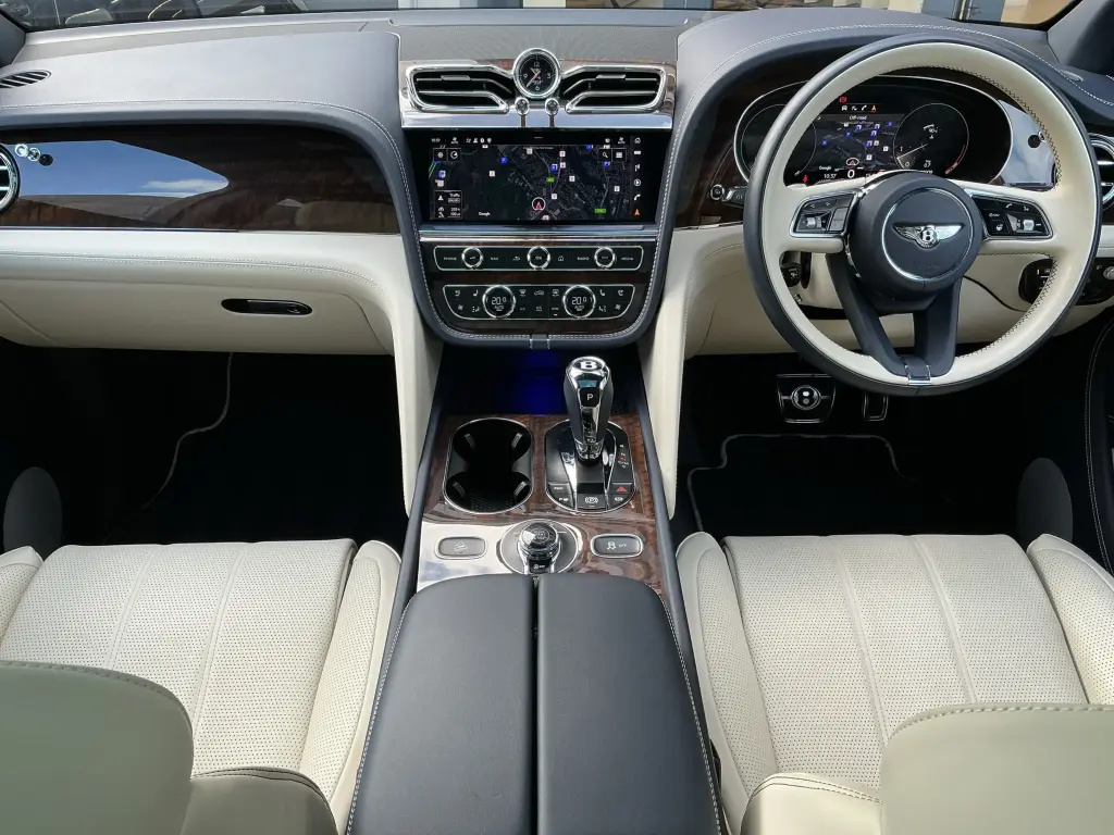 Image for 2022 Bentayga V8 at position 4