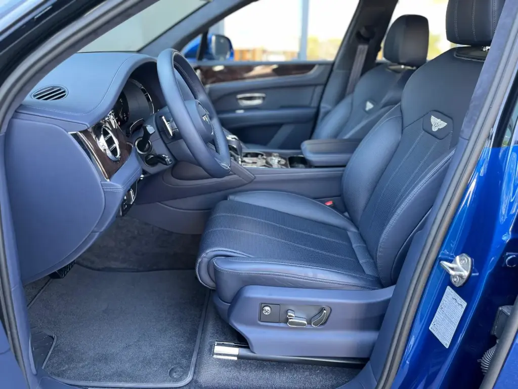 Image for 2022 Bentayga V8 at position 2