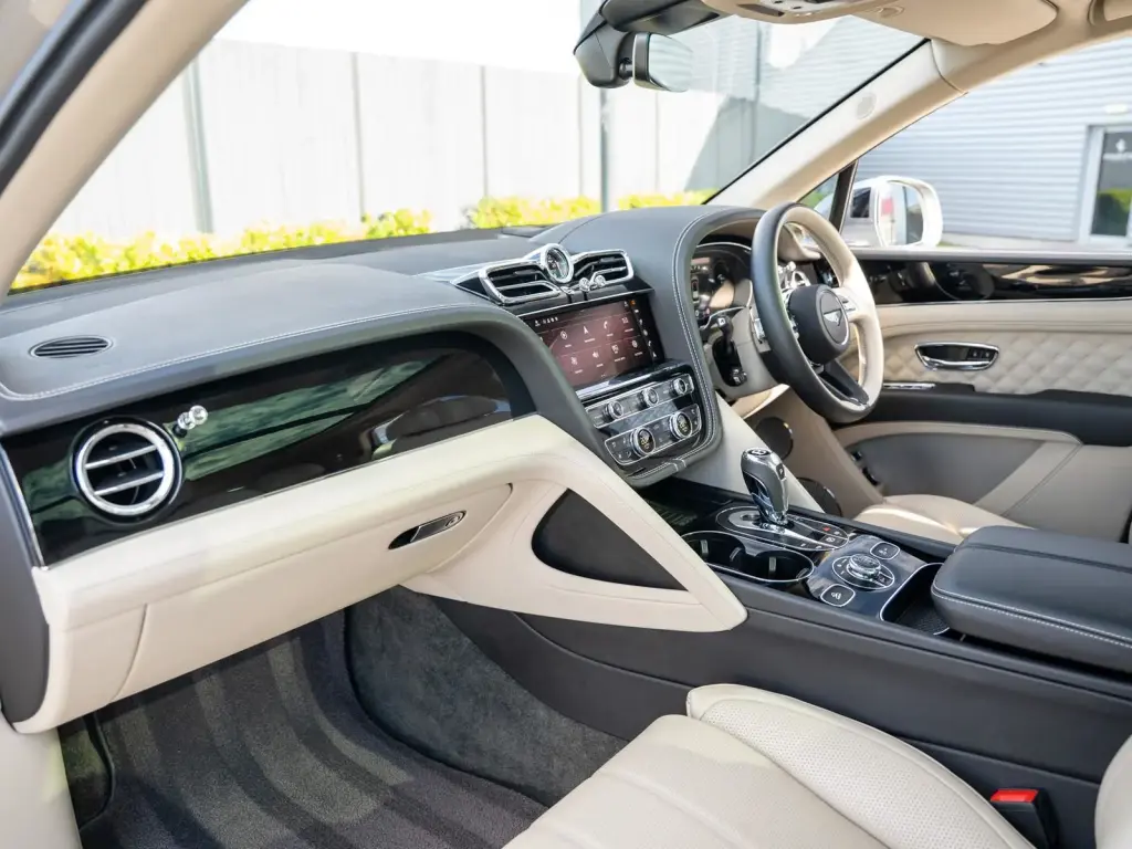 Image for 2022 Bentayga V8 at position 2