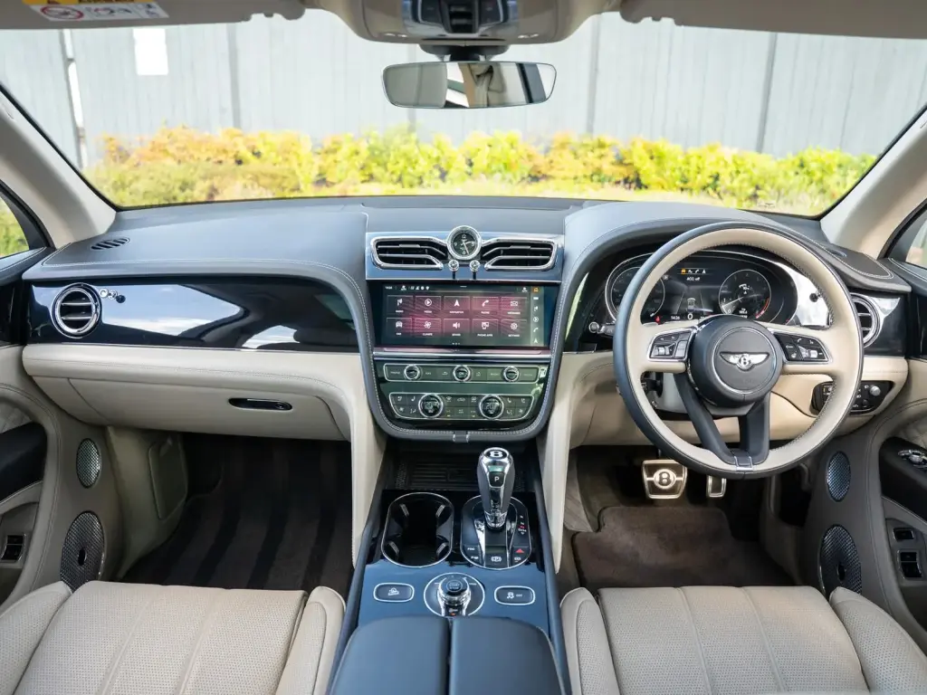 Image for 2022 Bentayga V8 at position 4