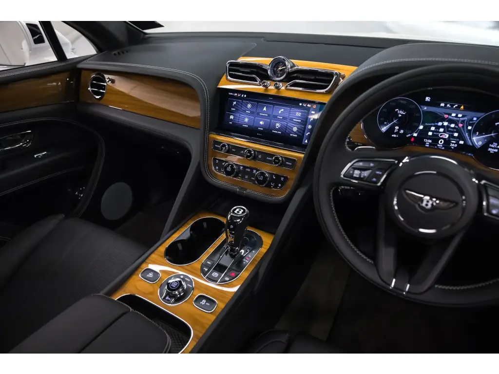 Image for 2022 Bentayga V8 at position 4