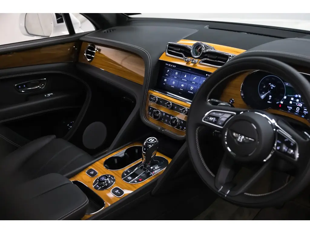 Image for 2022 Bentayga V8 at position 2