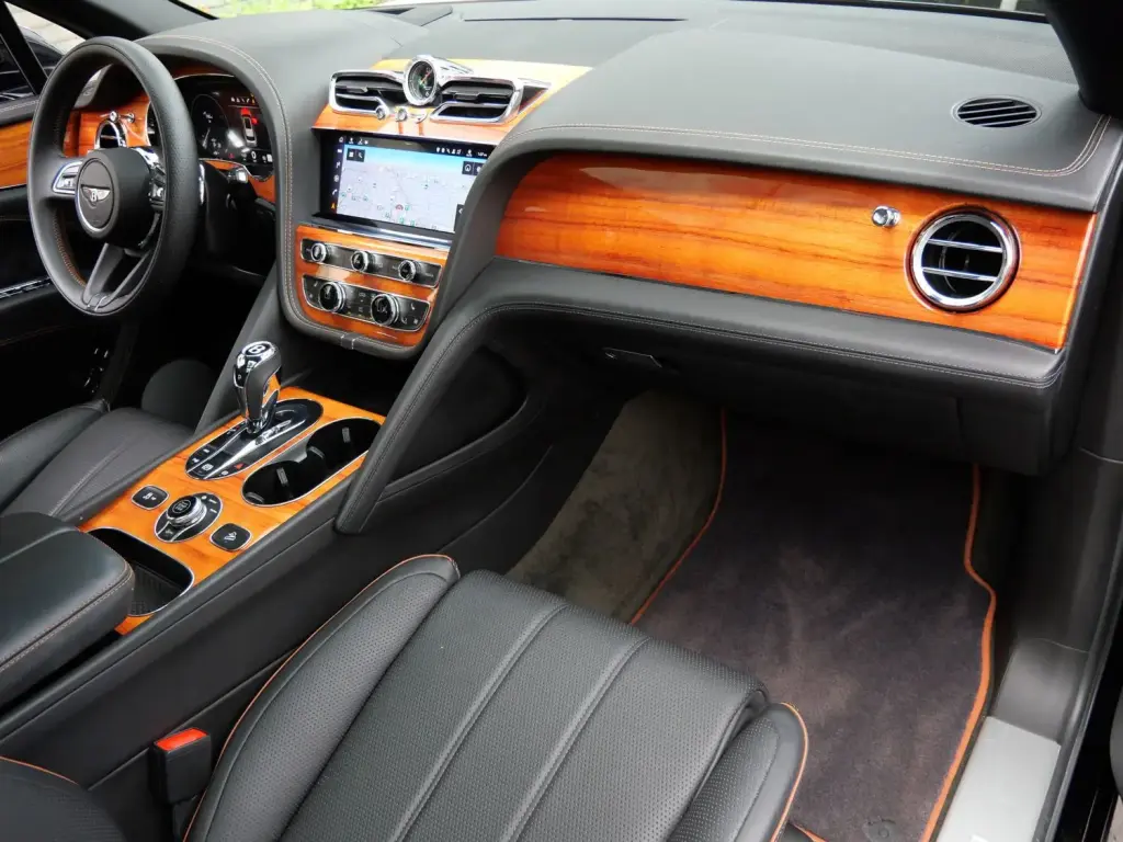 Image for 2022 Bentayga V8 at position 2