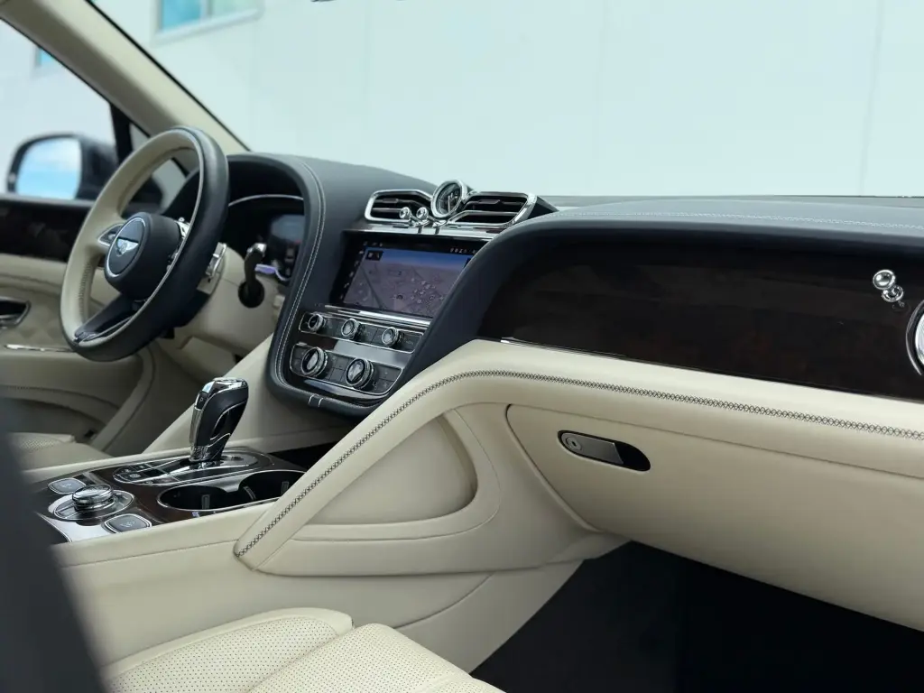 Image for 2022 Bentayga V8 at position 2