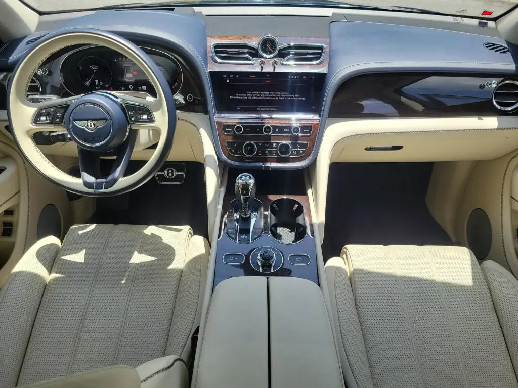Image for 2022 Bentayga V8 at position 4