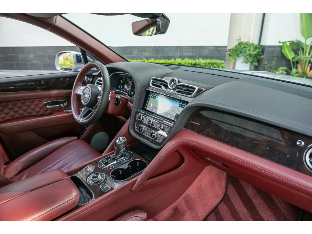 Image for 2022 Bentayga V8 at position 2