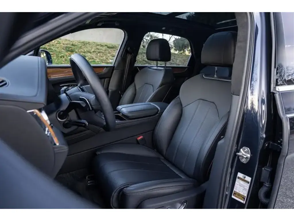 Image for 2022 Bentayga V8 at position 2