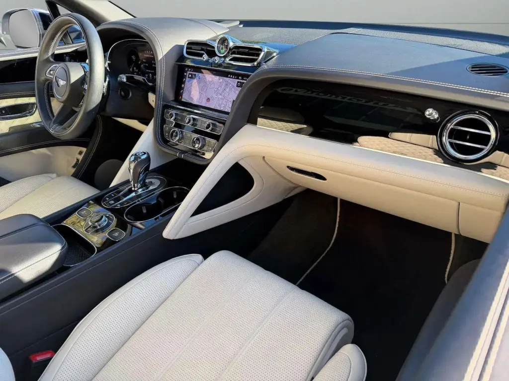 Image for 2022 Bentayga V8 at position 2