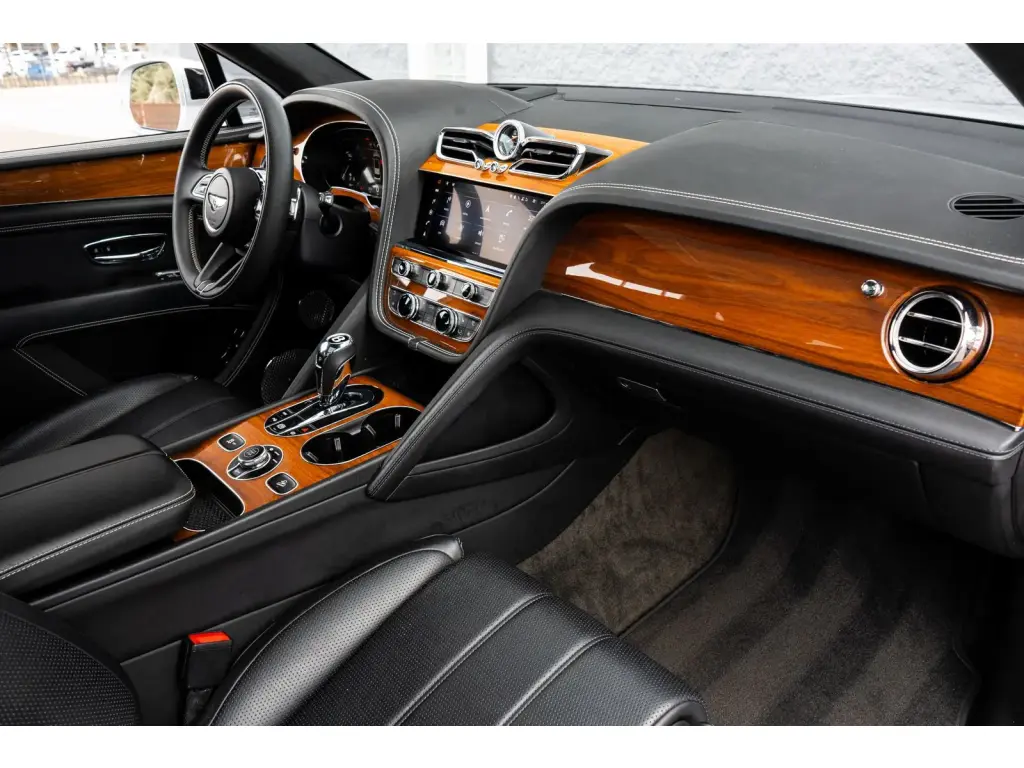 Image for 2023 Bentayga V8 at position 2