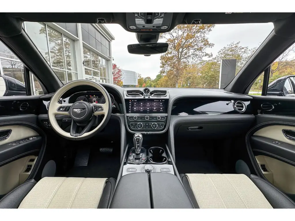Image for 2023 Bentayga V8 at position 4