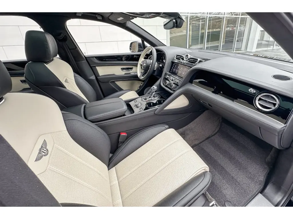 Image for 2023 Bentayga V8 at position 2