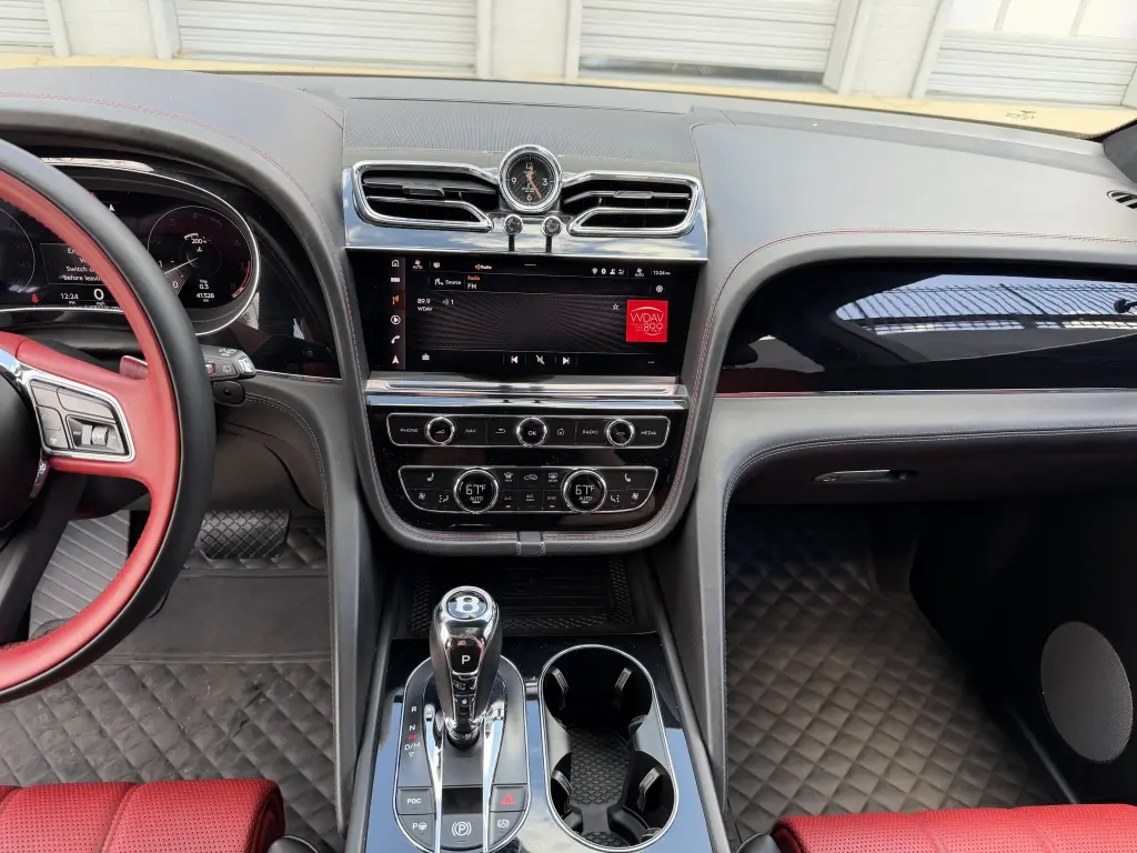 Image for 2023 Bentayga V8 at position 4