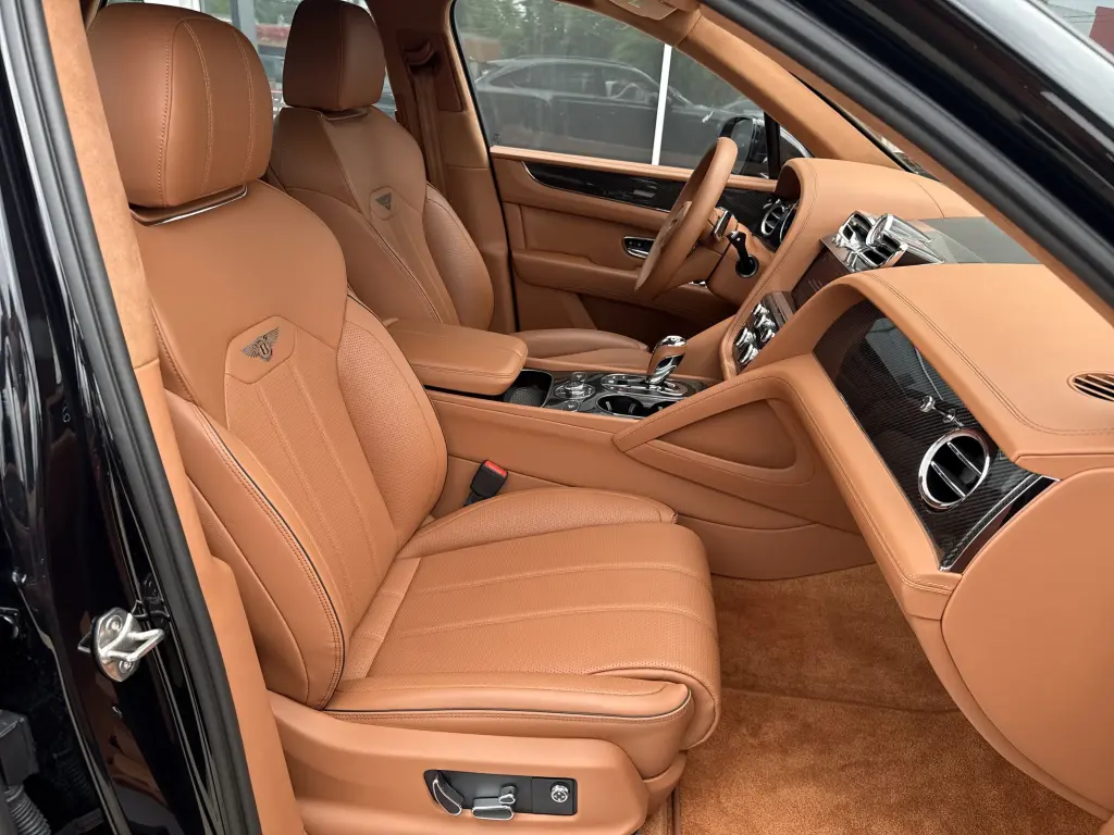 Image for 2023 Bentayga V8 at position 2